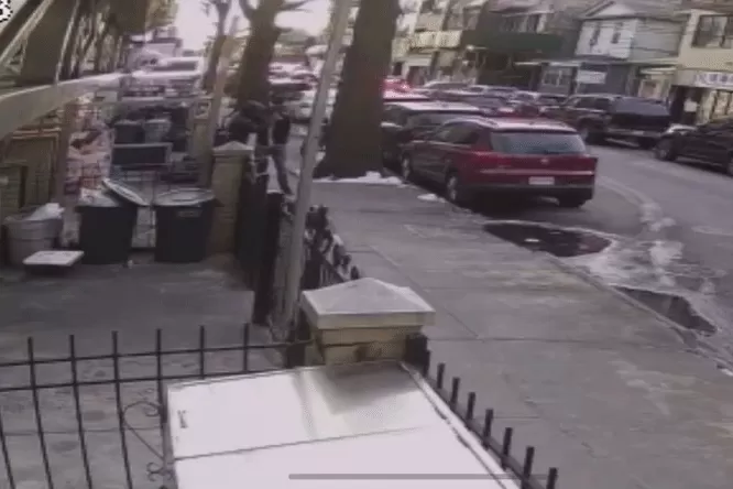 法拉盛枪响 华裔男遭当街射杀 嫌犯在逃