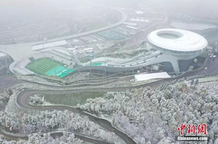 2021年10月6日，北京2022年冬奥会张家口赛区降下秋雪，航拍崇礼区国家跳台滑雪中心“雪如意”雪景。中新社发 武殿森 摄 图片来源：CNSPHOTO