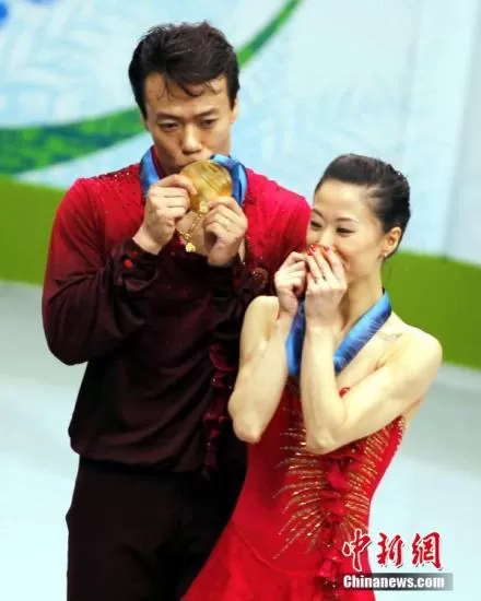 资料图：2010年2月15日，温哥华冬奥会花样滑冰双人自由滑比赛，中国选手申雪、赵宏博圆梦折桂。中新社记者 盛佳鹏 摄 