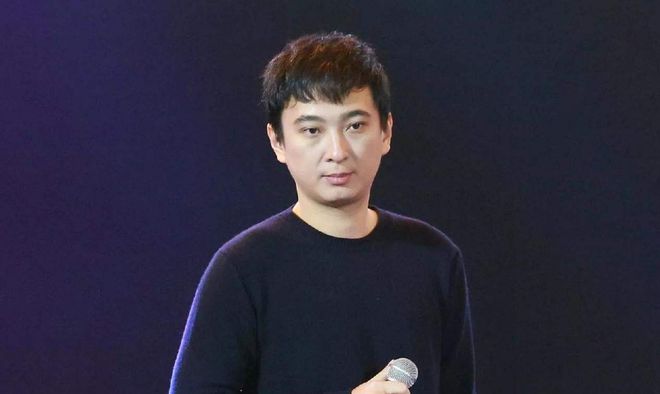 王思聪和女生吃拉面被偶遇，女生素颜打扮休闲低调