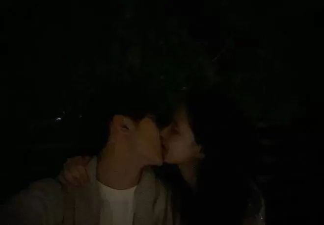 恋情曝光？焉栩嘉与一女子同回家中 对方疑似张子枫 