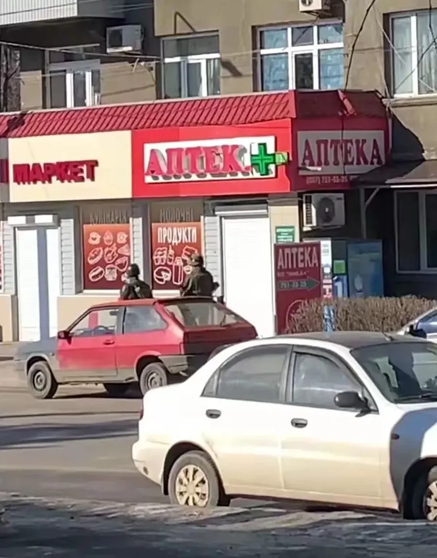 有军人在哈尔科夫街头出现（图片来源于采访对象）
