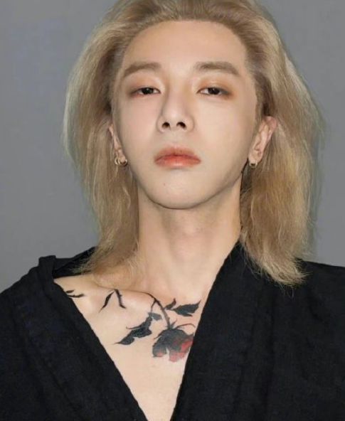 华晨宇与女生牵手回家  疑似新恋情曝光