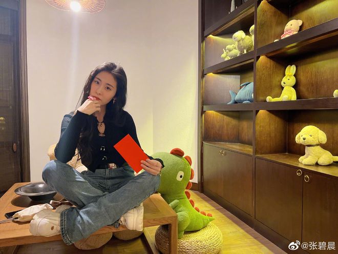 华晨宇与女生牵手回家  疑似新恋情曝光