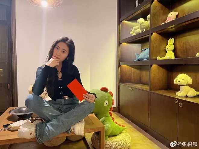 华晨宇与女生牵手回家  疑似新恋情曝光