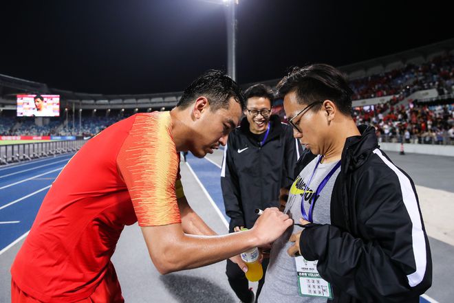回怼巩汉林起争议后 冯潇霆深夜发文：球员很心寒