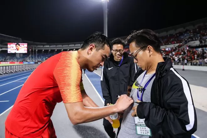 回怼巩汉林起争议后 冯潇霆深夜发文：球员很心寒