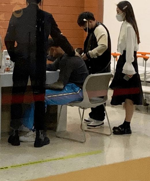 咋回事？网曝黄子韬深夜看急诊 排队做CT状态憔悴