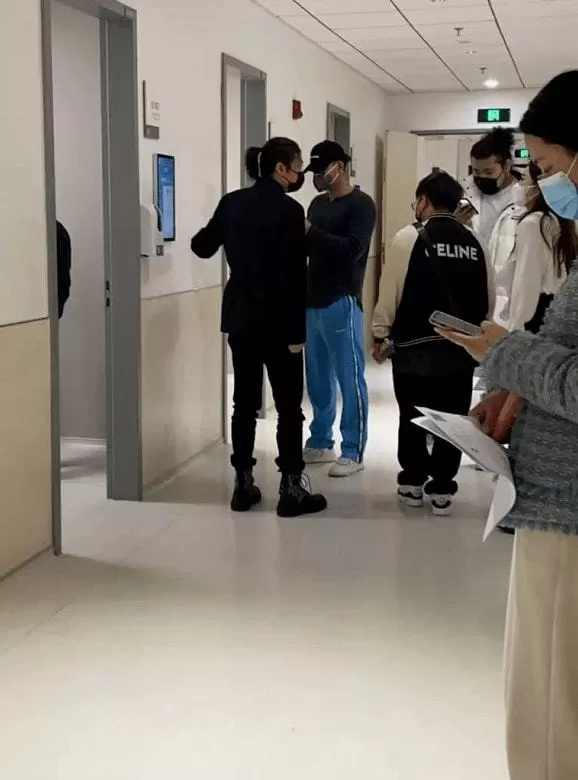 咋回事？网曝黄子韬深夜看急诊 排队做CT状态憔悴