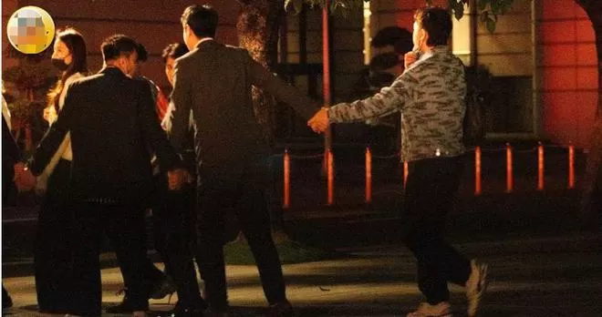 郑元畅深夜与男性友人勾肩搭背 曾多次传同性绯闻