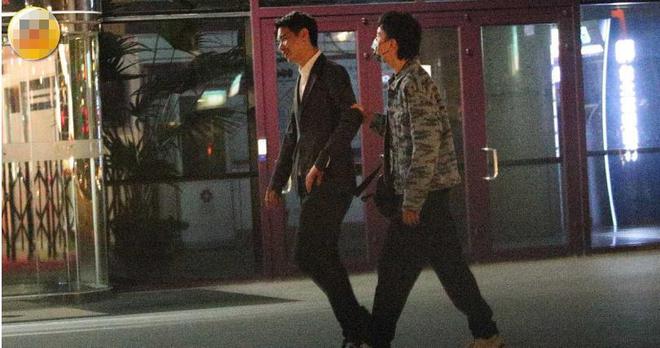 郑元畅深夜与男性友人勾肩搭背 曾多次传同性绯闻