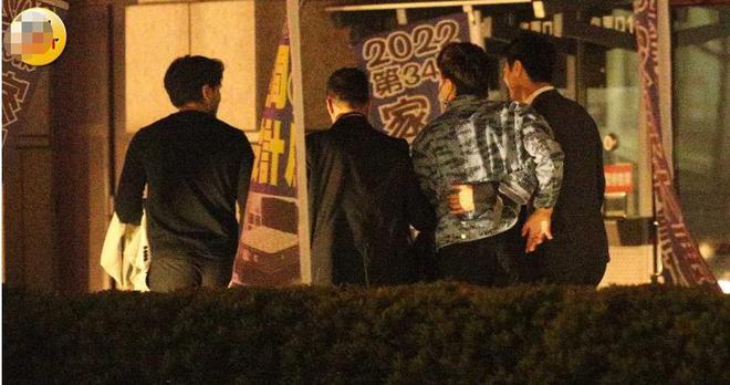 郑元畅深夜与男性友人勾肩搭背 曾多次传同性绯闻
