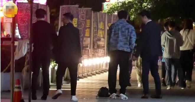 郑元畅深夜与男性友人勾肩搭背 曾多次传同性绯闻