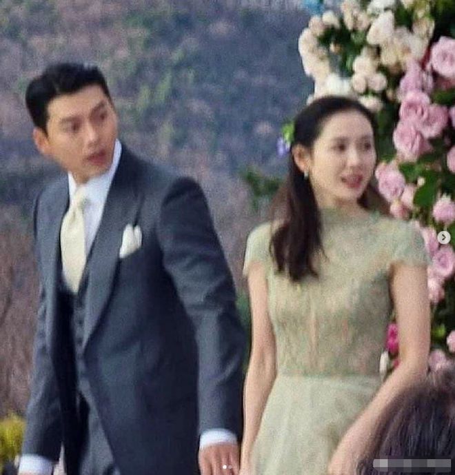 玄彬孙艺珍婚礼晚宴新图曝光 招待宾客亲切打招呼