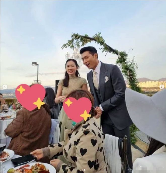 玄彬孙艺珍婚礼晚宴新图曝光 招待宾客亲切打招呼