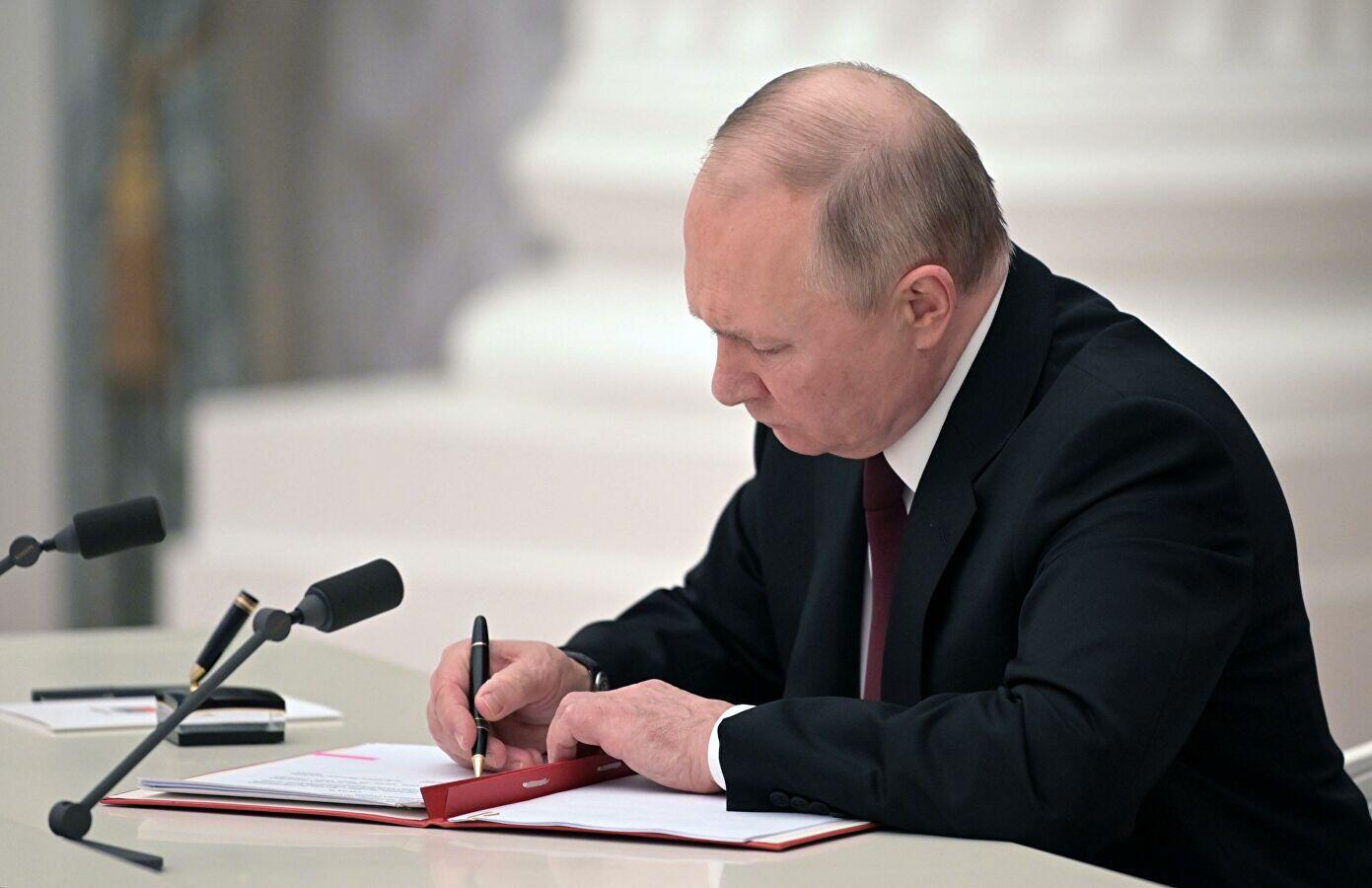 报道称，普京签署俄公司从外国股市退市的法令，俄卫星社报道配图