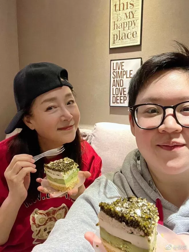 恬妞晒照感谢马伊琍 称其为女儿剪出帅气发型