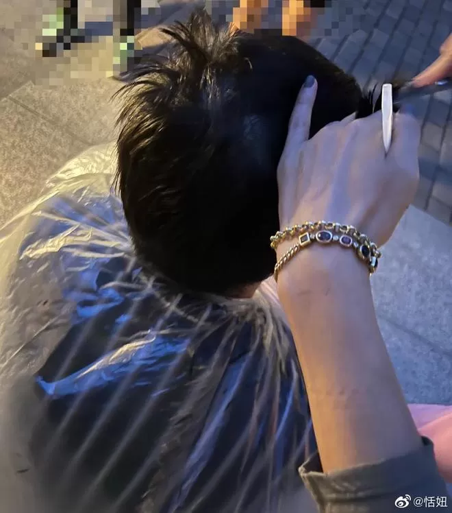 恬妞晒照感谢马伊琍 称其为女儿剪出帅气发型