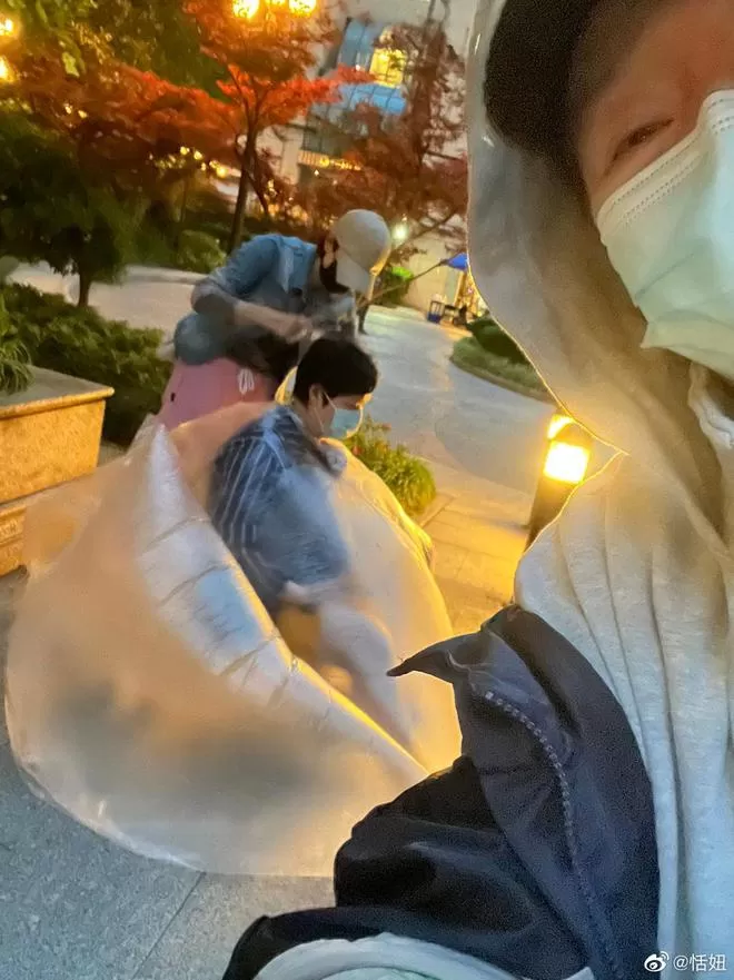恬妞晒照感谢马伊琍 称其为女儿剪出帅气发型