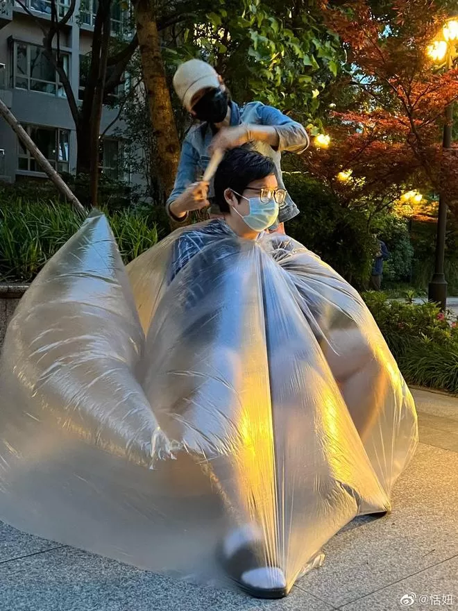 恬妞晒照感谢马伊琍 称其为女儿剪出帅气发型