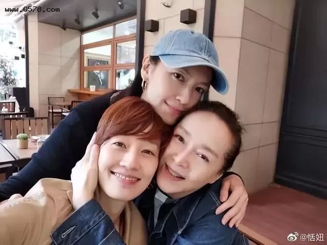 恬妞晒照感谢马伊琍 称其为女儿剪出帅气发型