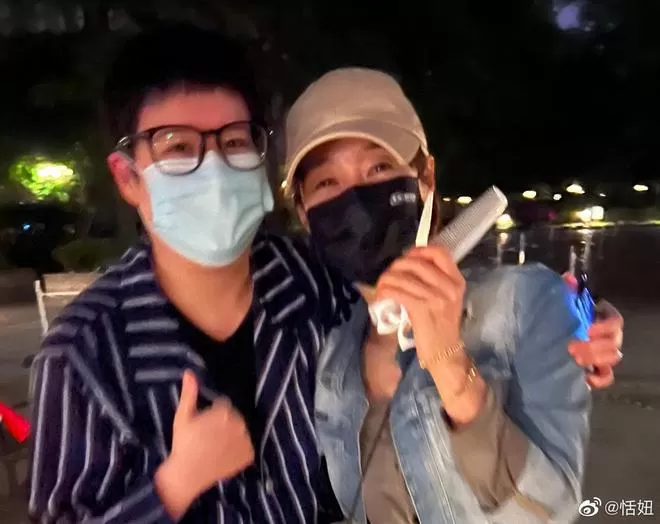 恬妞晒照感谢马伊琍 称其为女儿剪出帅气发型