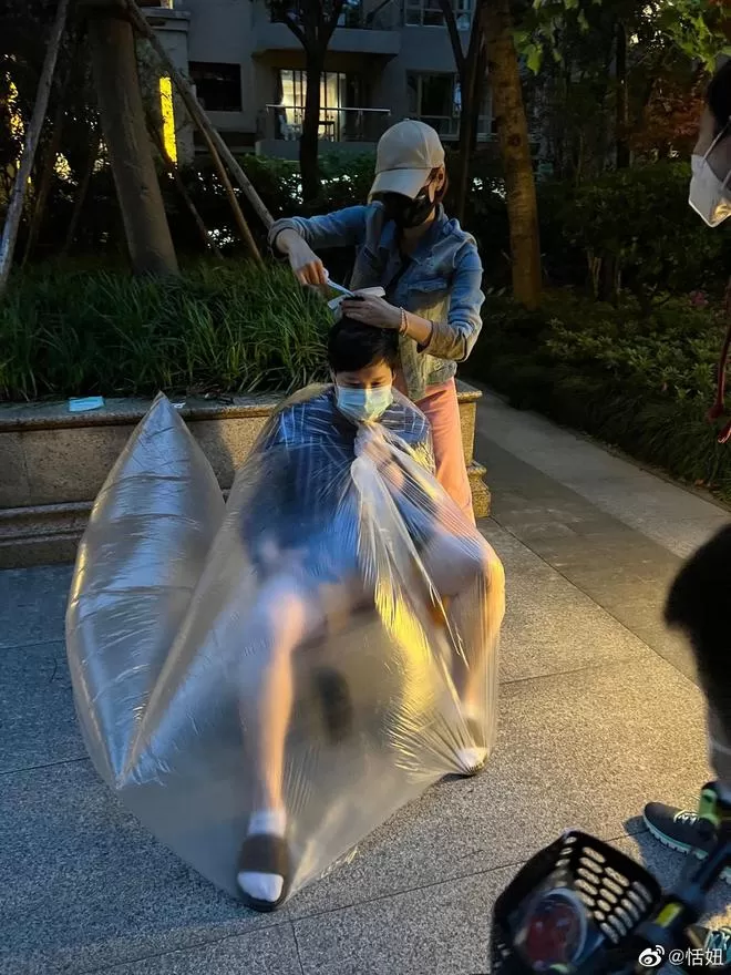 恬妞晒照感谢马伊琍 称其为女儿剪出帅气发型