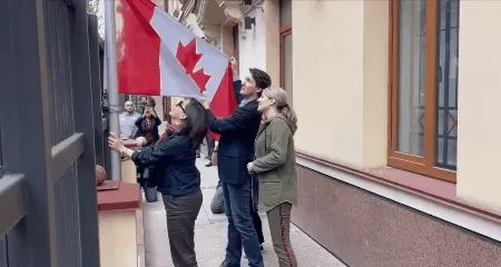 杜鲁多基辅出席大使馆活动 升旗式发生尴尬一幕