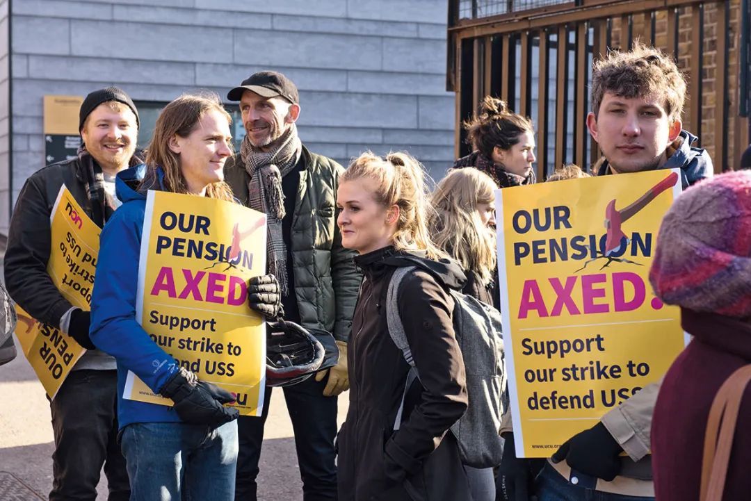 2018年2月22日，英国伦敦大学金匠学院，参加罢工的老师堵住了学校侧门，阻止学生与员工进入校园。（ICPhoto 图）