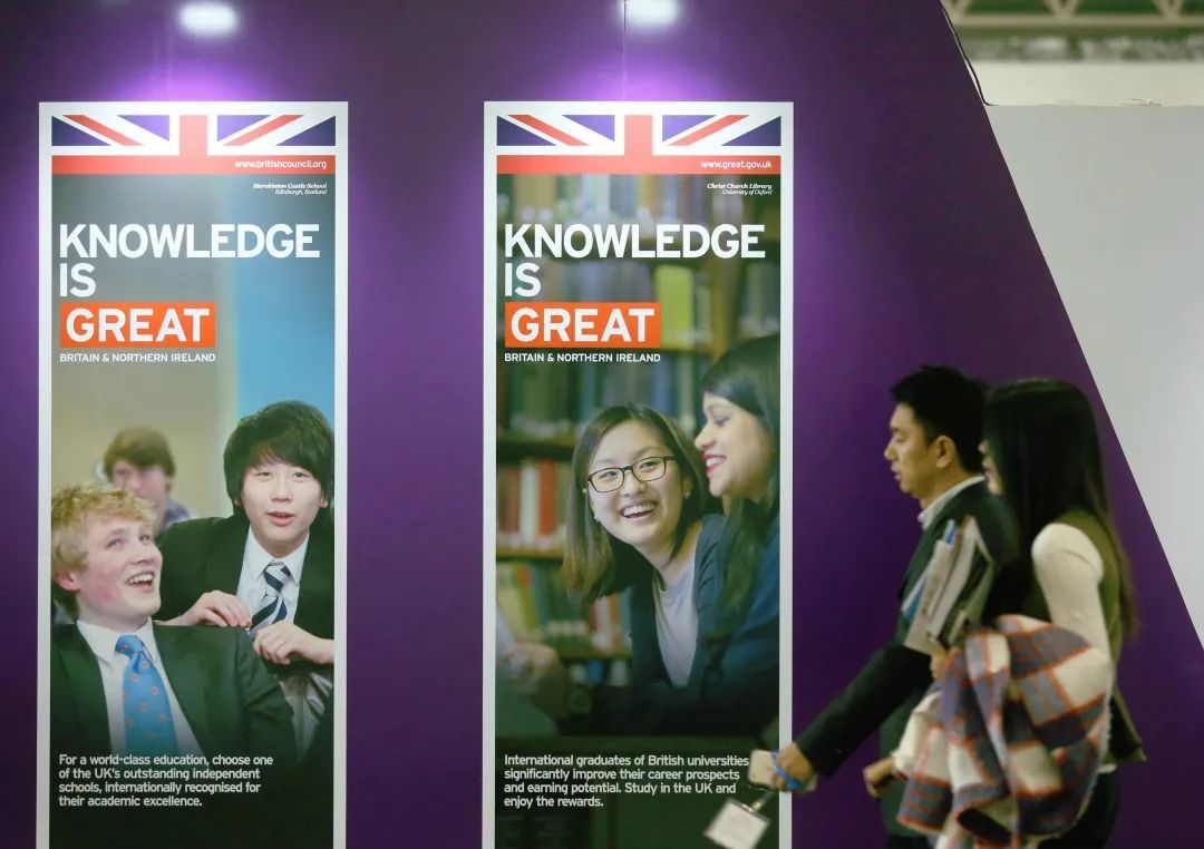 北京第22届中国国际教育巡回展，英国留学展台。（图源：视觉中国）