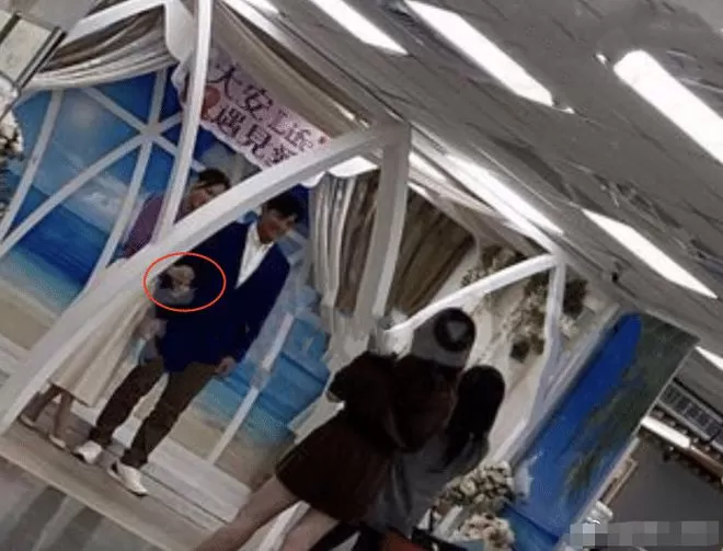 陈乔恩晒照否认拍婚纱照 穿抹胸长裙大露香肩