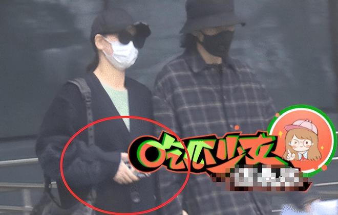 李承铉晒全家照宣布戚薇怀二胎 527官宣时间太甜了