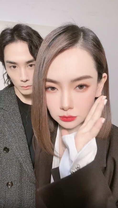 李承铉晒全家照宣布戚薇怀二胎 527官宣时间太甜了