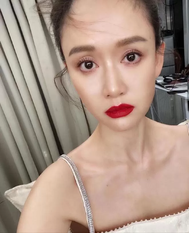 陈乔恩晒照否认拍婚纱照 穿抹胸长裙大露香肩