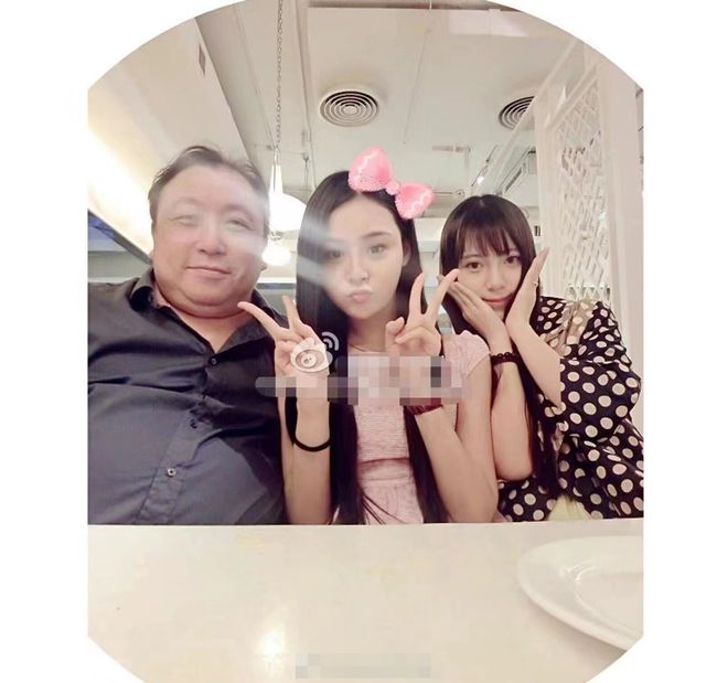 疑似张颖颖与导演王晶酒店合照曝光 二人亲密相依