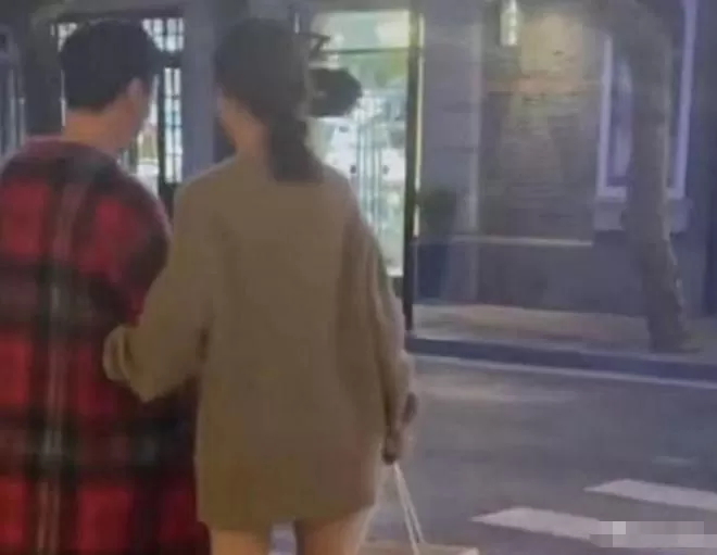 网友偶遇王思聪带女友逛街 一路搂肩牵手亲密十足