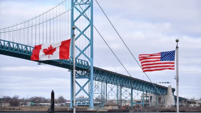成了景点！加拿大这房主的后院竟在美国 还有最短国际桥梁