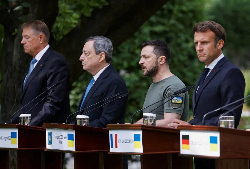 德国总理奥拉夫·舒尔茨、意大利总理马里奥·德拉吉、乌克兰总统泽连斯基、法国总统埃马纽埃尔·马克龙在基辅参加联合记者发布会。图自路透社