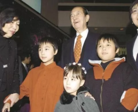 何猷君晒妹妹何超欣清华毕业照 穿学士服露自信微笑
