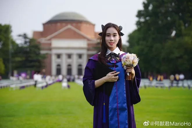 何猷君晒妹妹何超欣清华毕业照 穿学士服露自信微笑