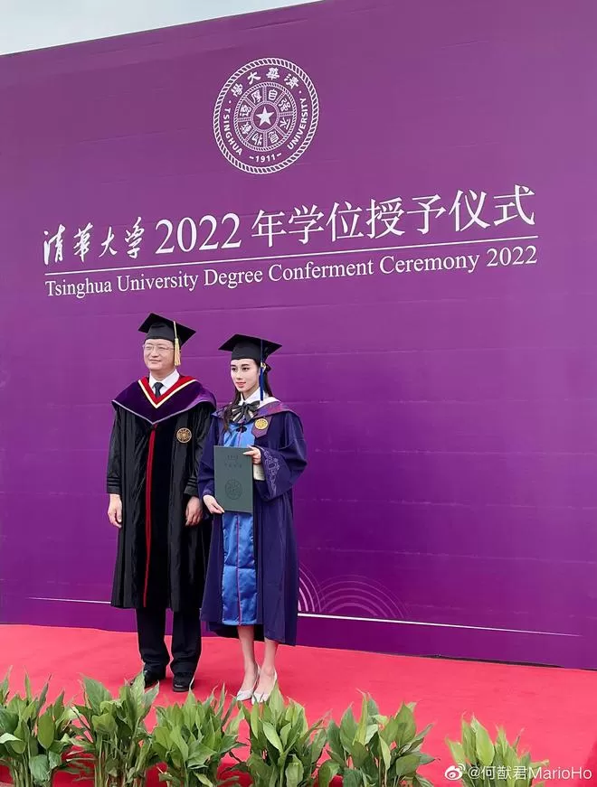 何猷君晒妹妹何超欣清华毕业照 穿学士服露自信微笑