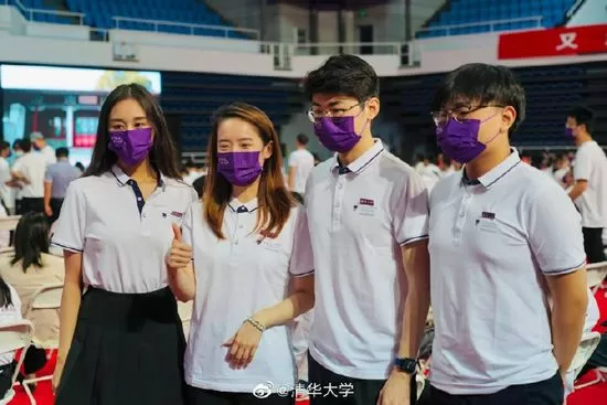 何猷君晒妹妹何超欣清华毕业照 穿学士服露自信微笑