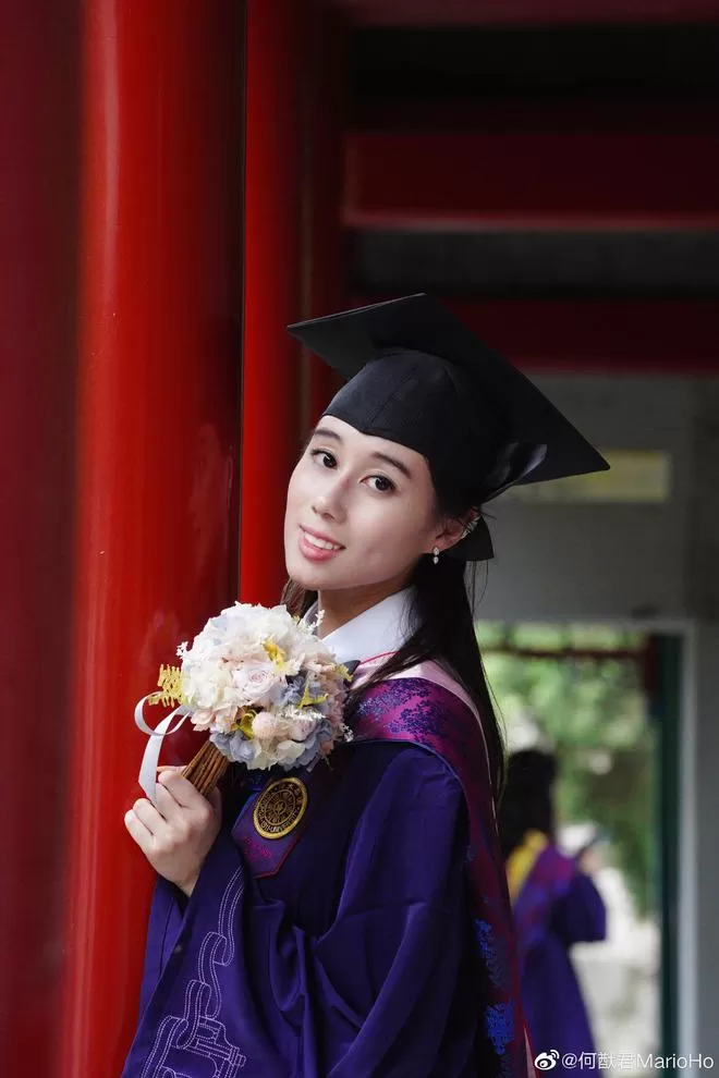 何猷君晒妹妹何超欣清华毕业照 穿学士服露自信微笑