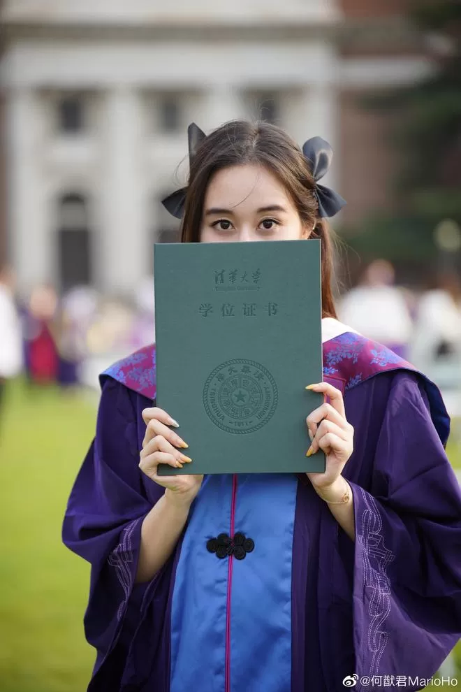 何猷君晒妹妹何超欣清华毕业照 穿学士服露自信微笑