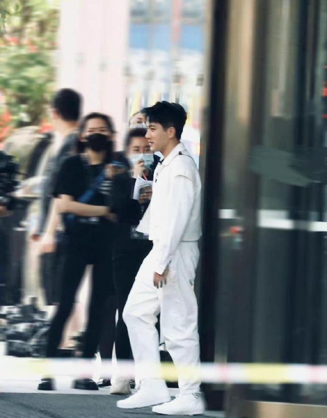 人气泰星Mike录披荆斩棘2 穿无袖上衣秀肌肉线条