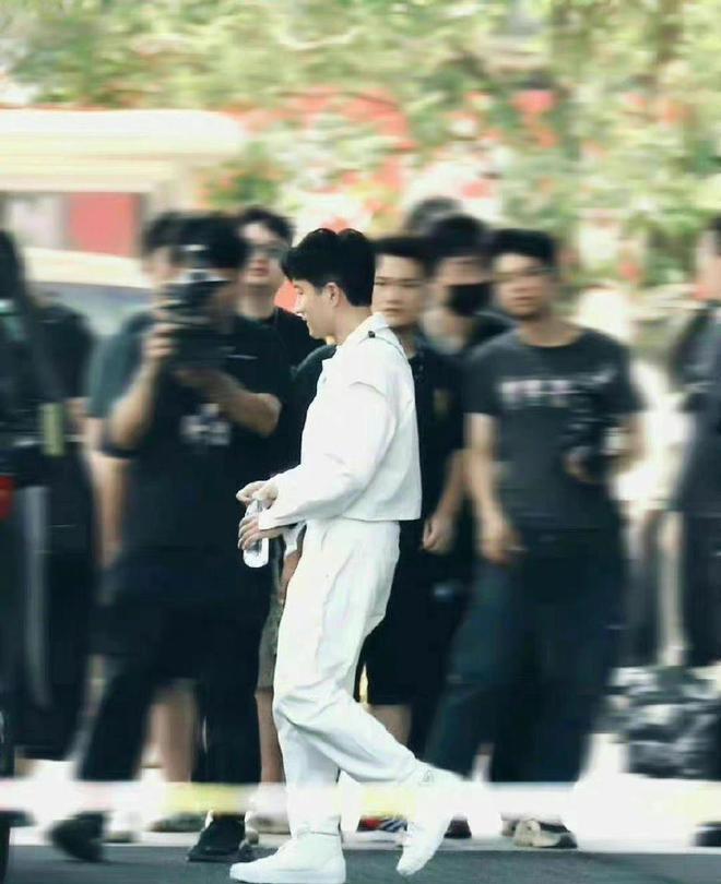 人气泰星Mike录披荆斩棘2 穿无袖上衣秀肌肉线条