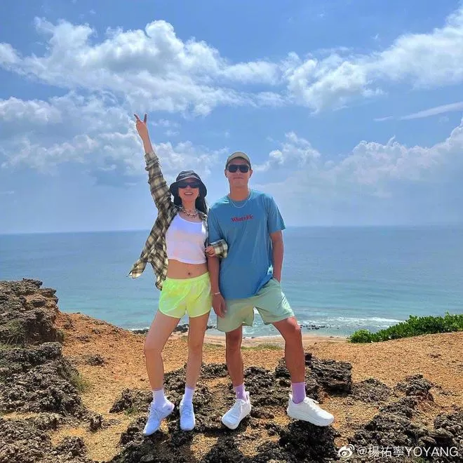 杨祐宁结婚2年将补办婚礼 经纪人称婚宴或有变动