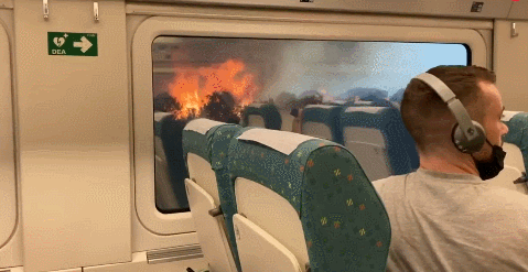 西班牙火车被森林大火阻停 被包围的乘客吓坏了