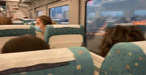 西班牙火车被森林大火阻停 被包围的乘客吓坏了