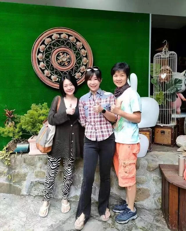 小S晒露营合影 一家人对镜比耶画面幸福温馨